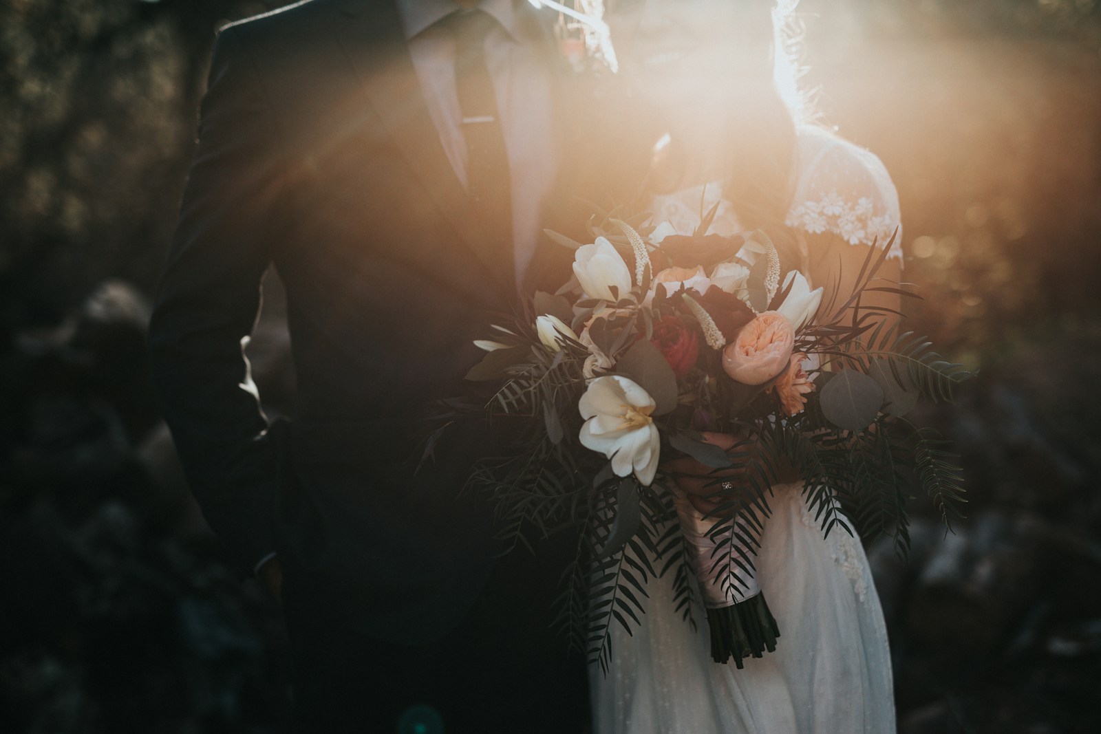 Pareja recién casada en un jardín