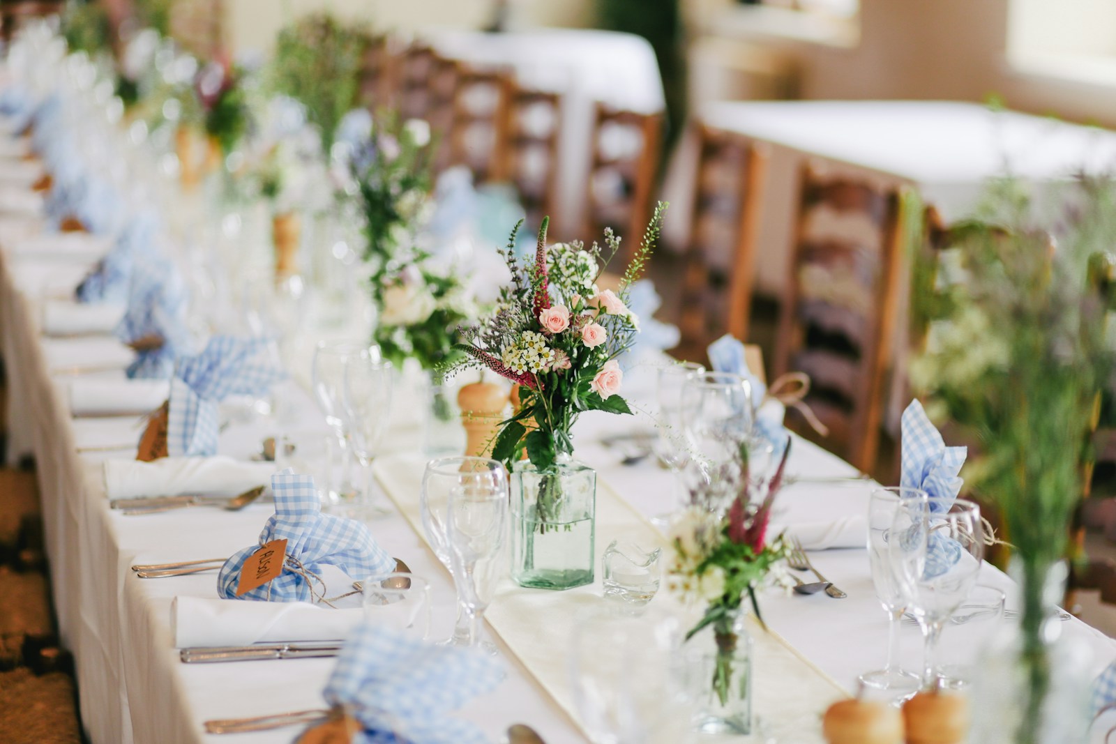 Mesa preparada para una celebración de boda