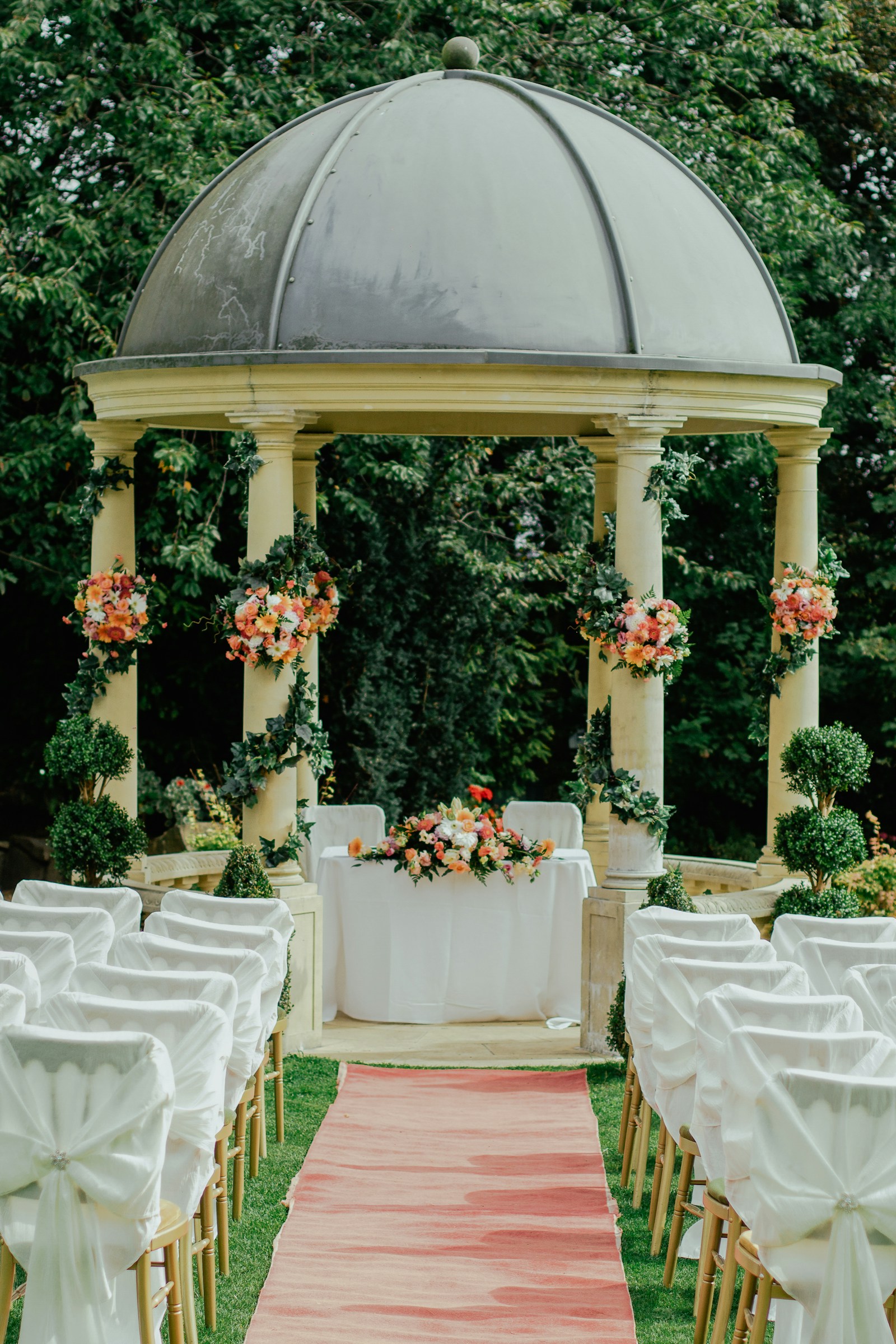 Pareja celebrando su boda al aire libre