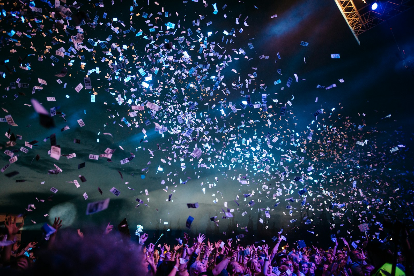 Celebración corporativa con escenario y público