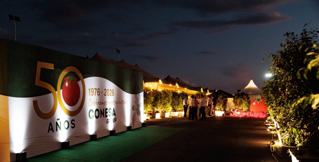 Montaje de evento con mesas y luces