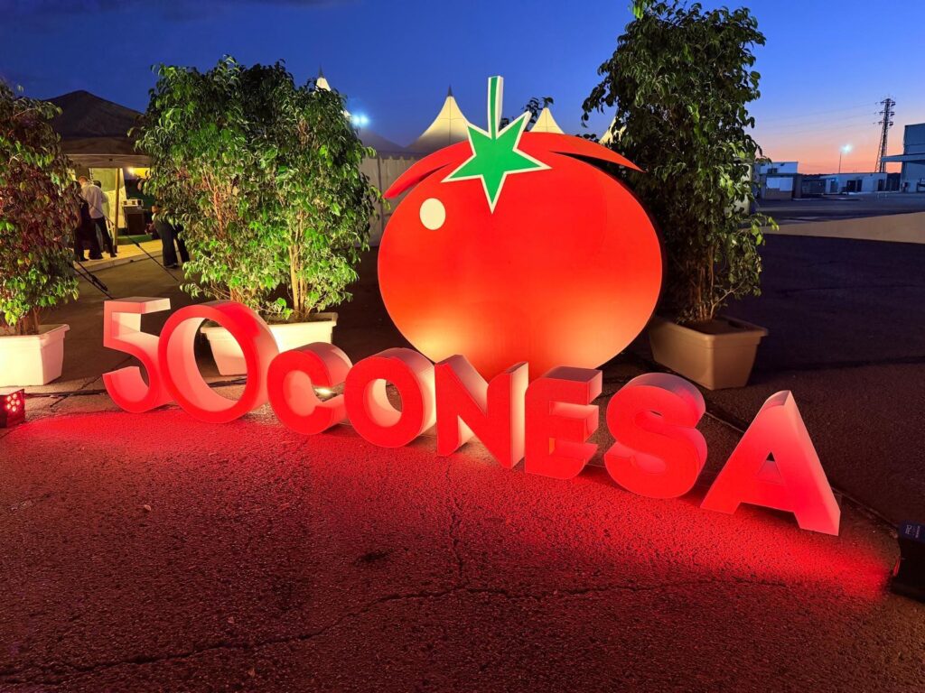 Celebración corporativa con escenario y público